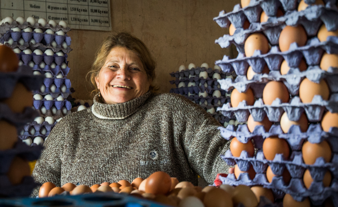 Muchas mujeres aseguran la alimentación familiar a partir de huertas y gallineros.