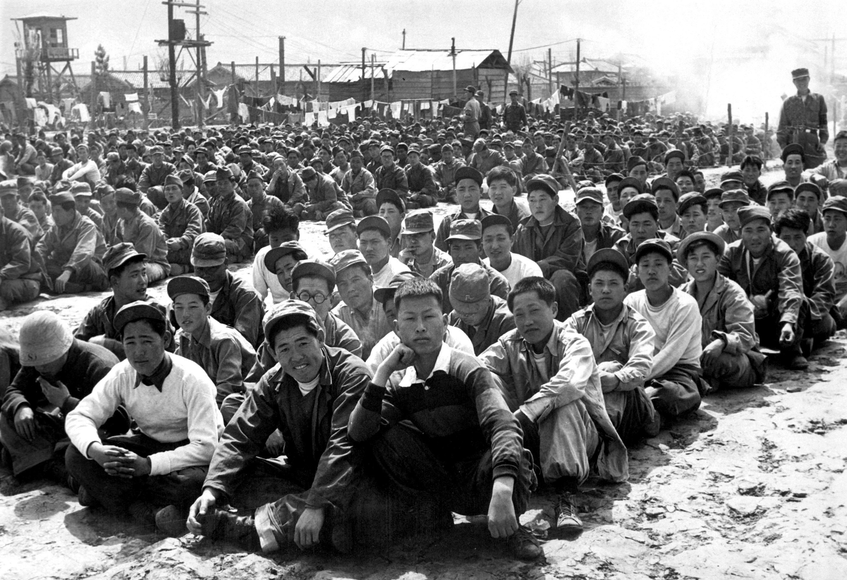 Prisioneros chinos y norcoreanos en un campo cerca de Busan, en abril de 1951. Foto: Gahn, State Dept.  (USIA)/ Wikimedia.