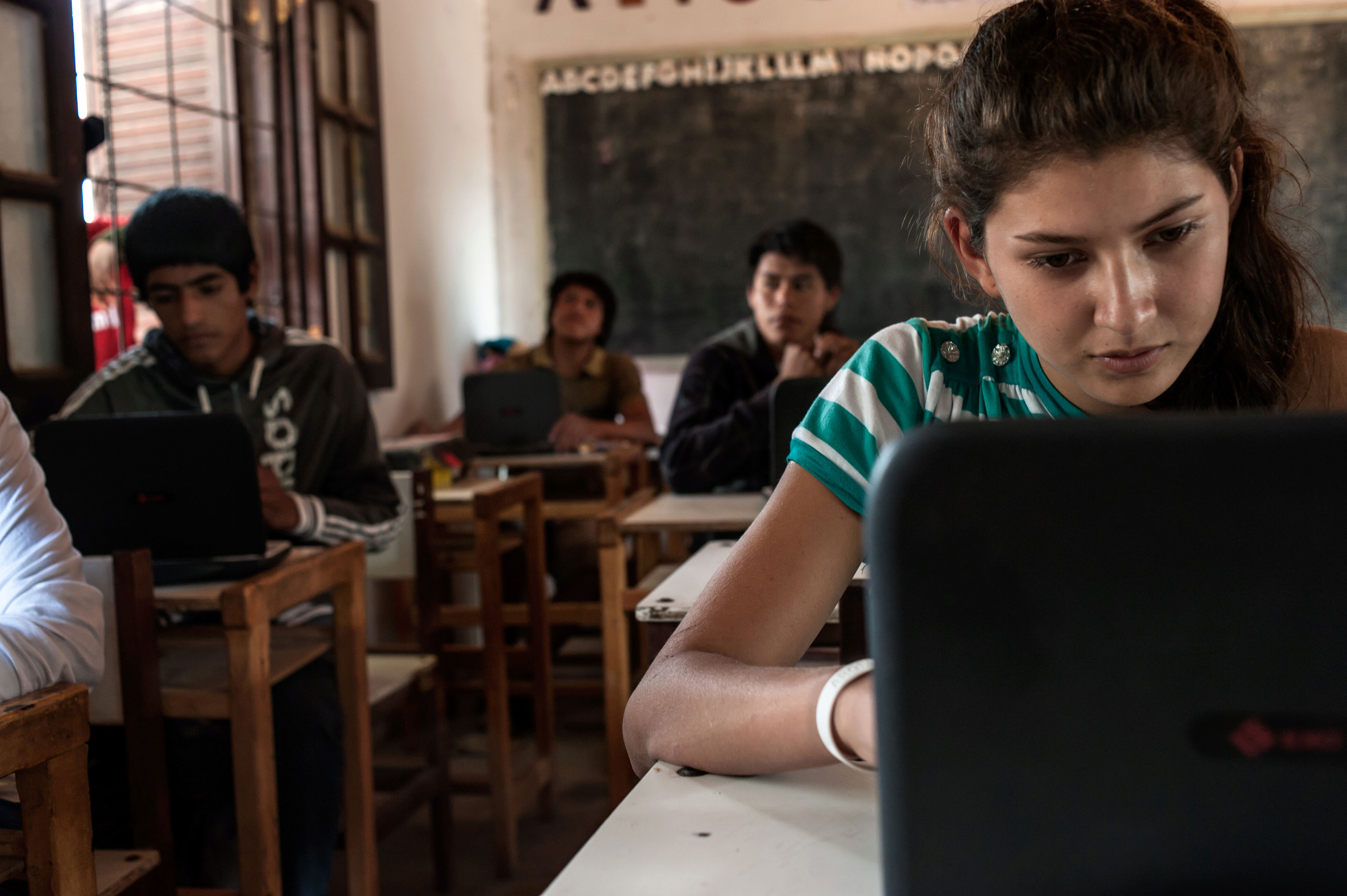 Unicef ayuda a crear secundarios "virtuales": los chicos cursan desde una notebook. 