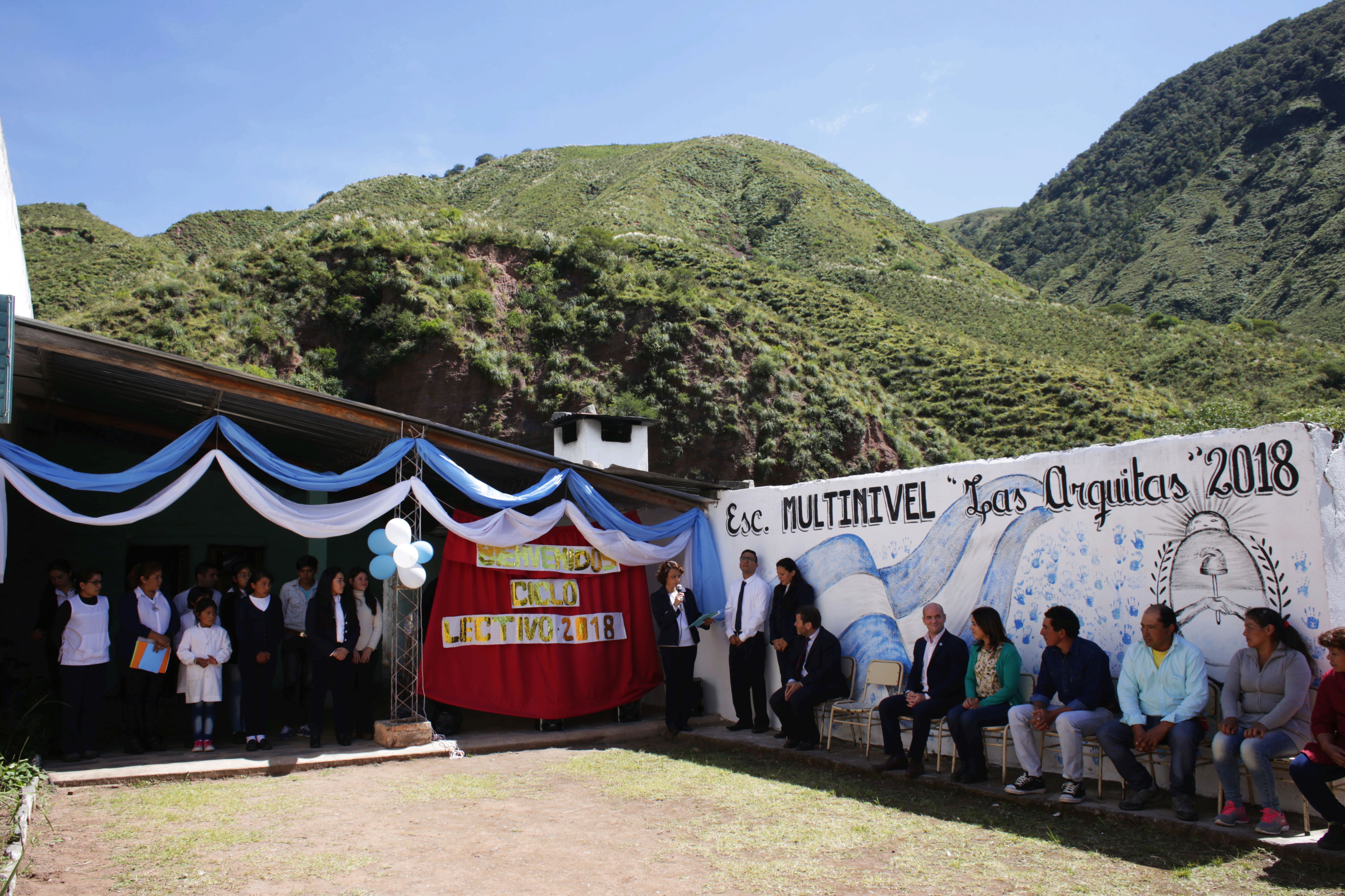 A la secundaria tucumana de Las Arquitas se llega tras 9 horas a caballo.