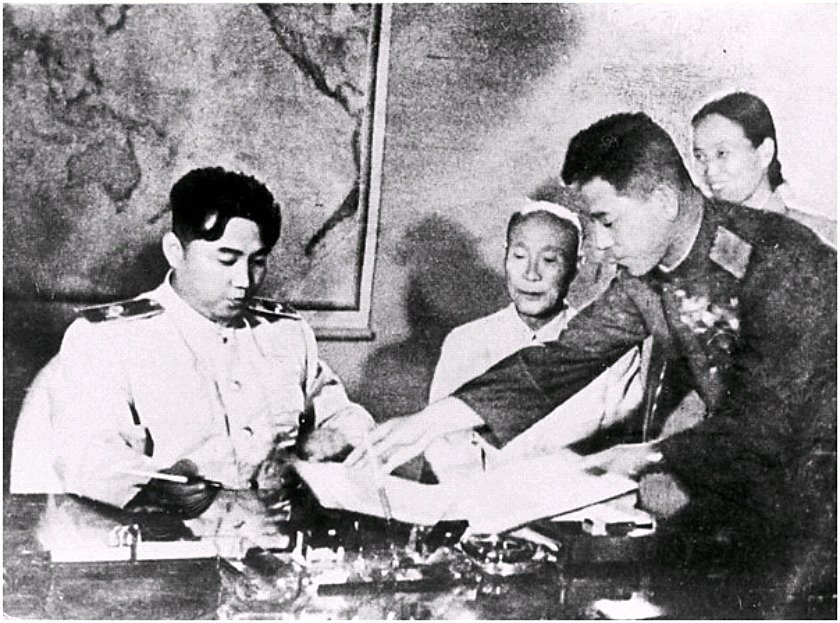 Kim Il-sung, líder norcoreano, firmando el armisticio en 1953. Foto: Wikimedia.