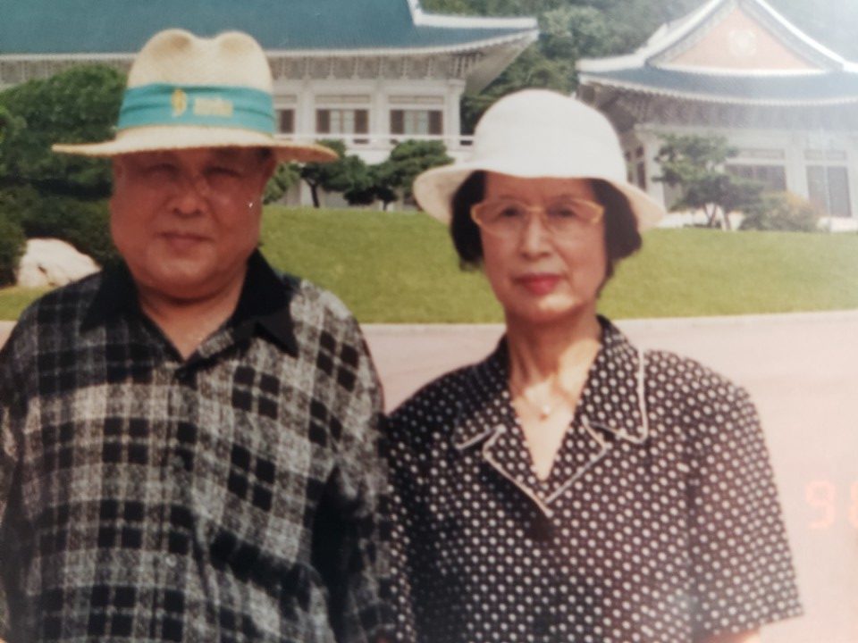 Lee Kyo Bum y su mujer, Kim Min Jung, en Corea, en la década de 1990. 