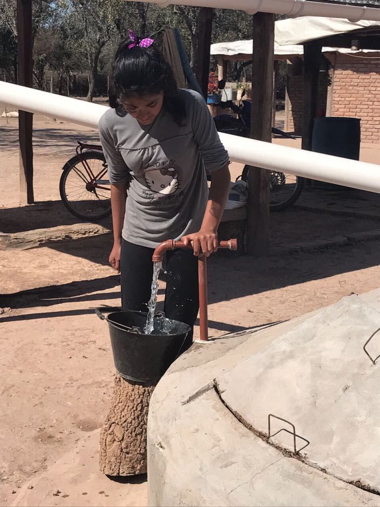 Las cisternas tienen bombas manuales para extraer agua. Crédito: Fundación Plurales.