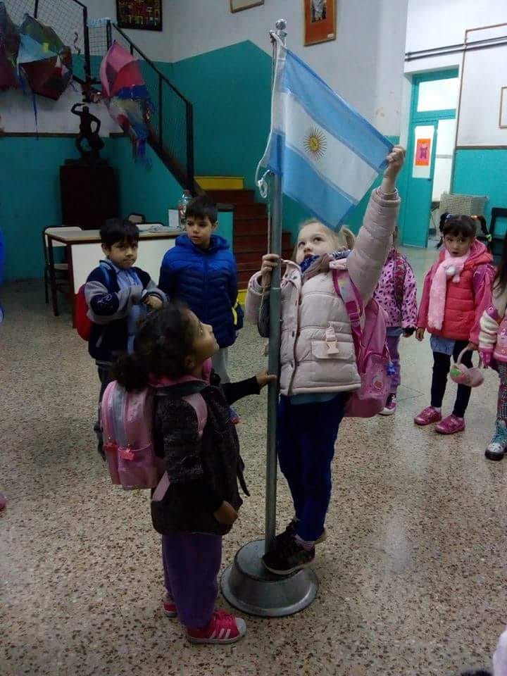 Eva María, venezolana de 4 años, acompañó a la niña que izó la bandera: está en Buenos Aires desde diciembre de 2017.