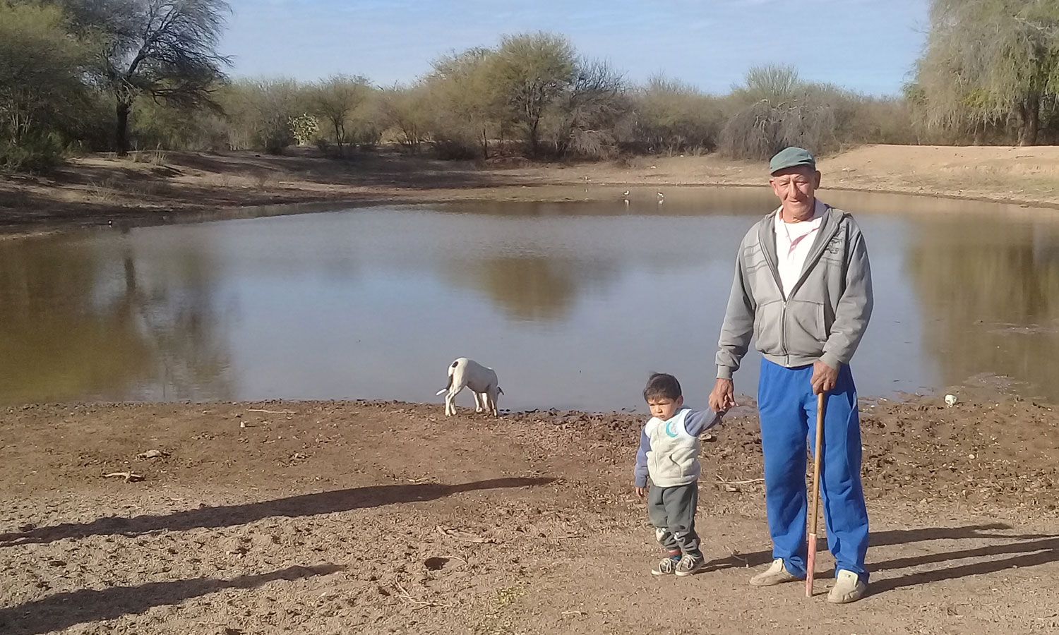 La familia Torres toma el agua de una represa de la que también beben los animales.