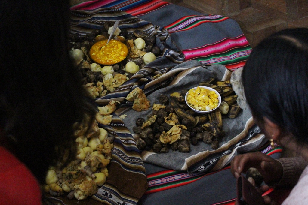 Papas y ajíes en la clase de aymara de la profesora Sonia Siñani. Foto: JS.