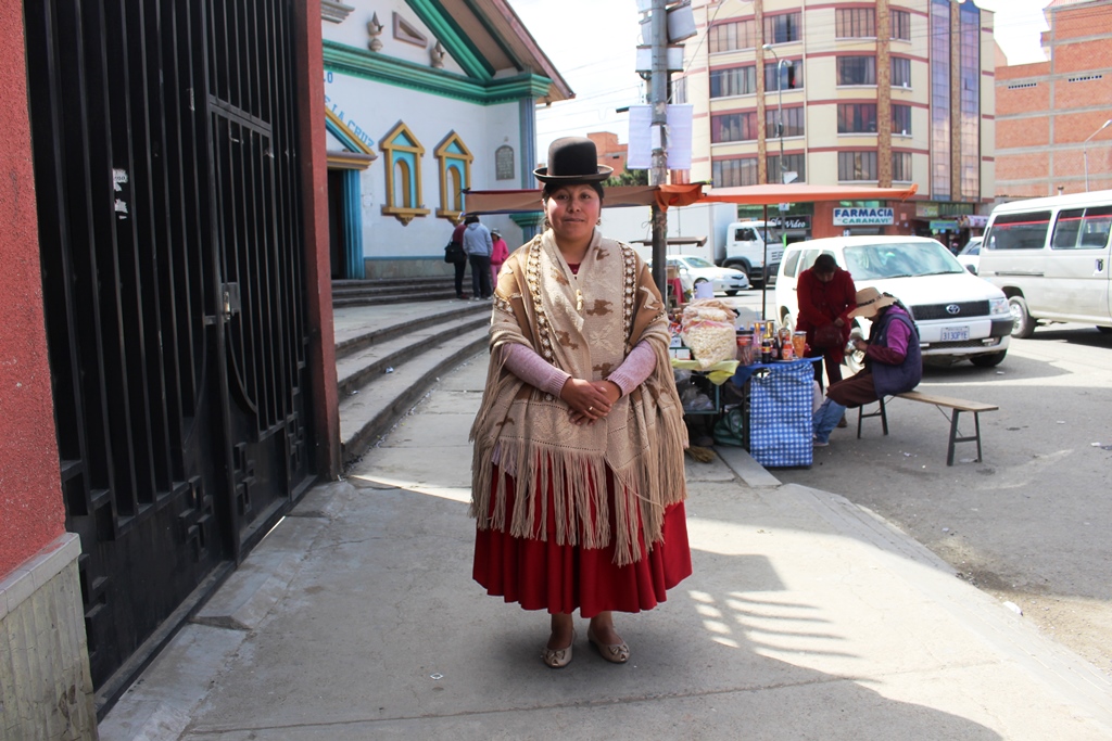 Sonia Siñani, en El Alto, en la puerta de Radio San Gabriel. Foto: JS.