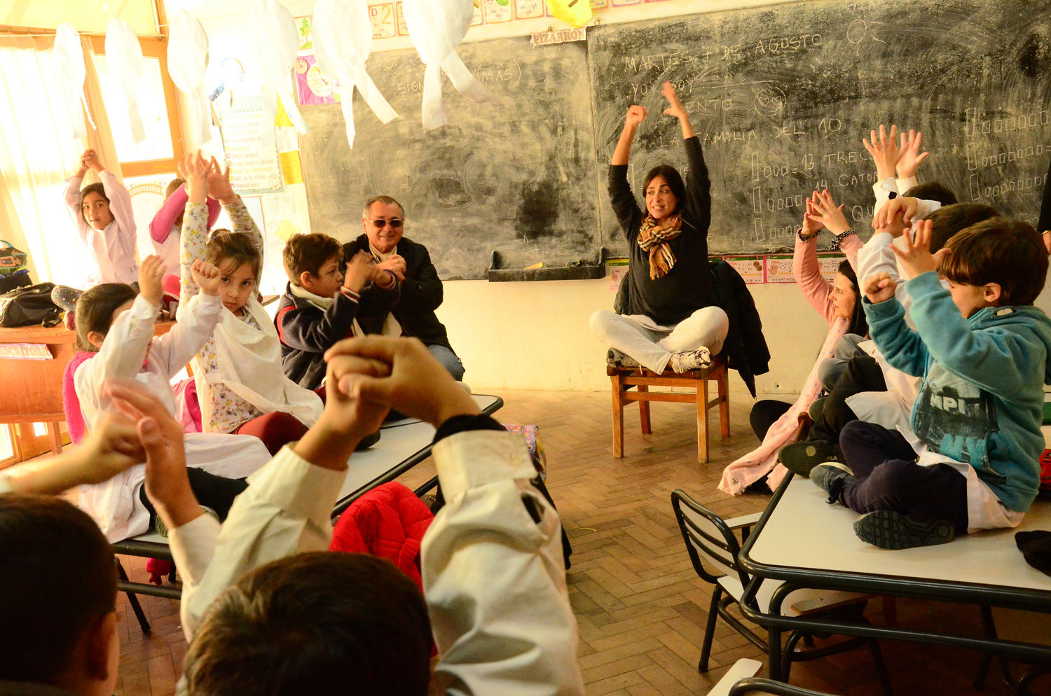 Es maestra de primer grado y utiliza el yoga en el aula para combatir el bullying