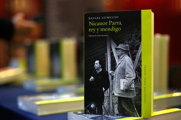 El libro de Gumucio sobre Parra se publicó este año en Chile. Foto: UDP.