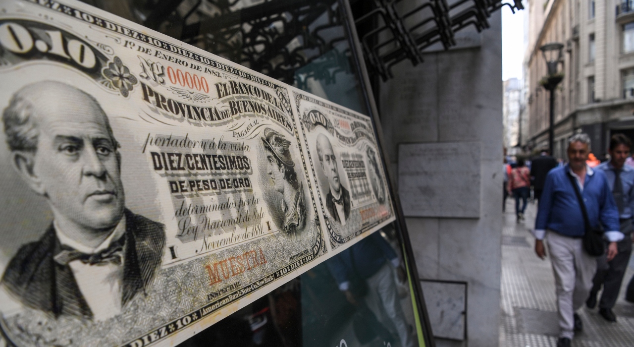 Dólar: por qué la moneda que solo compra el 3% de los argentinos, cada cierto tiempo pone en jaque la economía