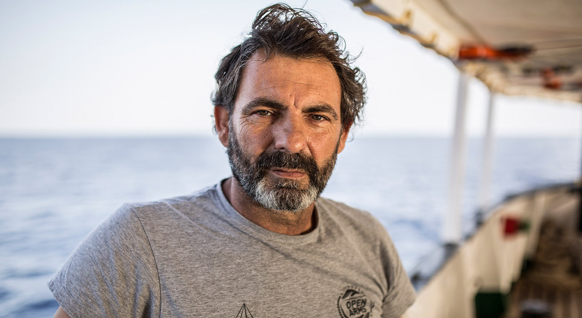El guardavidas que rescata a quienes arriesgan su vida para cruzar el Mediterráneo en botes y gomones