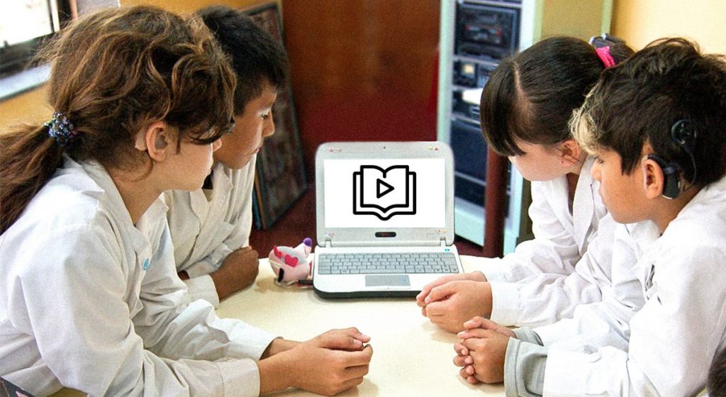 El proyecto de videolibros ha llegado a distintas escuelas. En la imagen se aprecia un grupo de niñas y niños en una escuela, mirando videolibros en una netbook. / Foto: Canales Asociación Civil