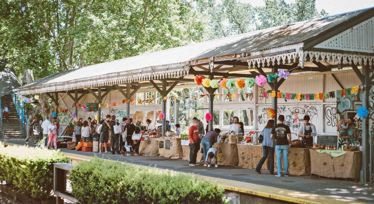 Cine y food trucks al aire libre, taller de comida casera en Chacarita y una receta de gazpacho para combatir el calor