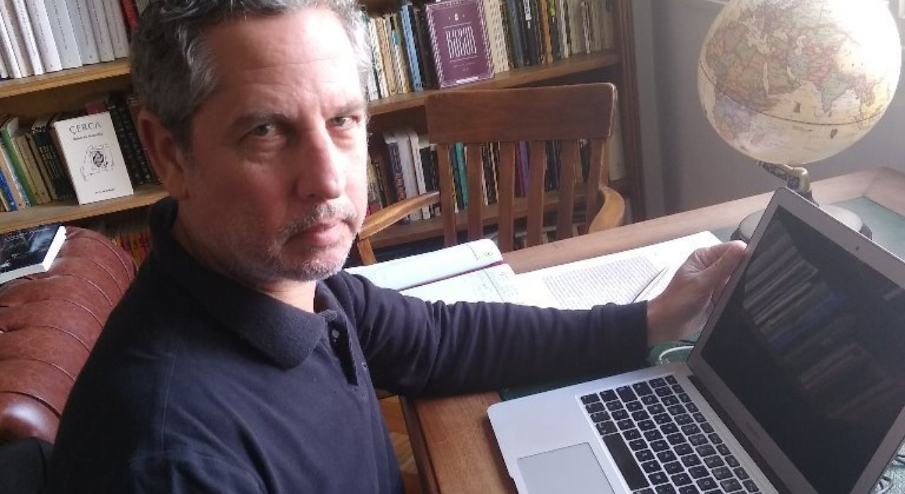3 preguntas a Guillermo Martínez, el escritor que se divierte con juegos de literatura en Twitter