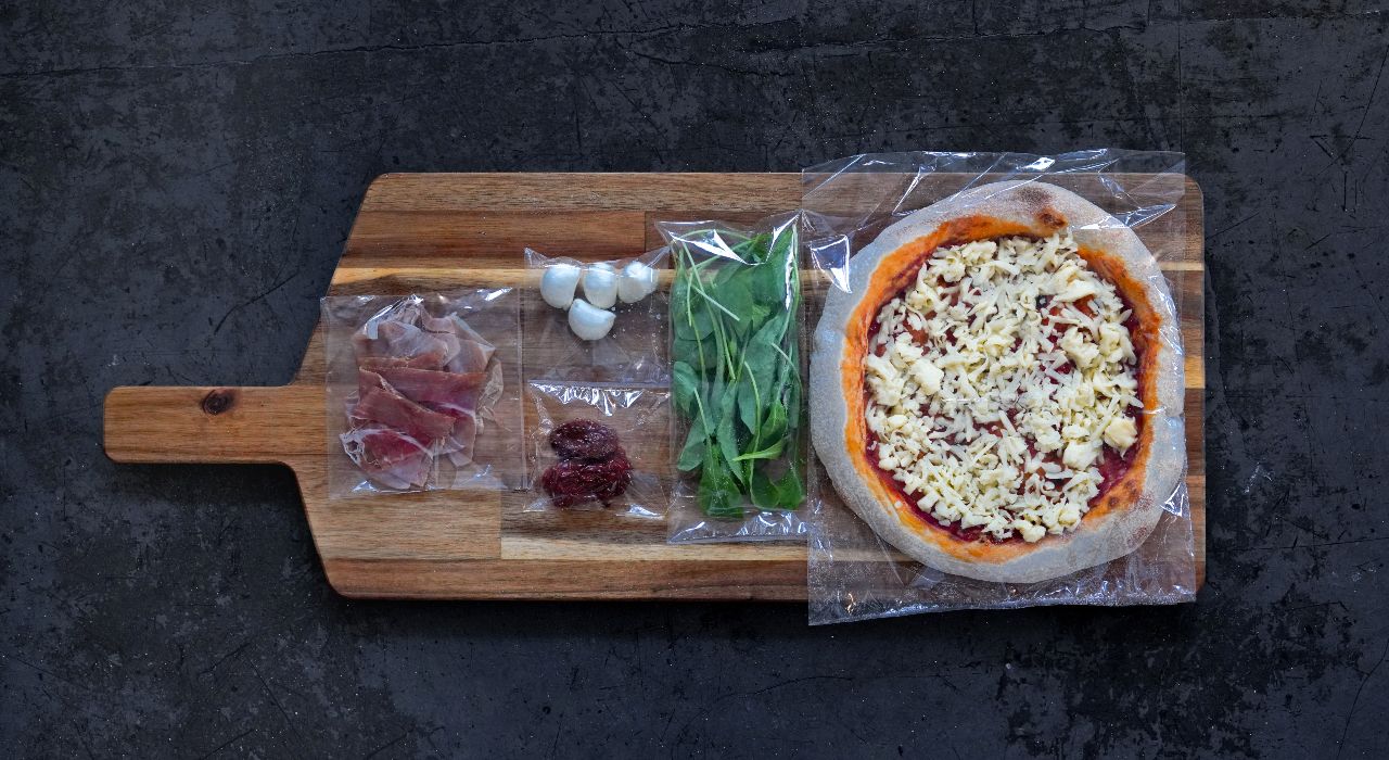 Kits de pizzas para cocinar en casa, series para levantar el humor y recetas de bizcochos caseros