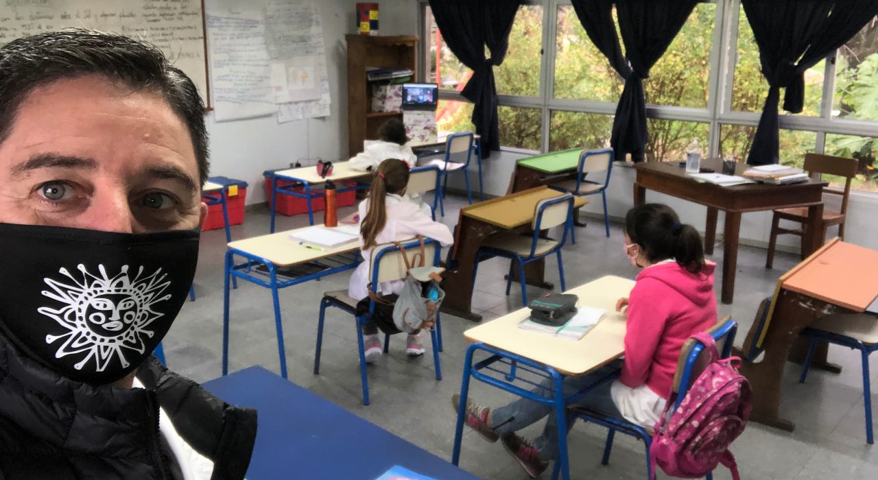 Cómo es el día a día de una escuela uruguaya que desde hace casi dos meses volvió a dar clases presenciales