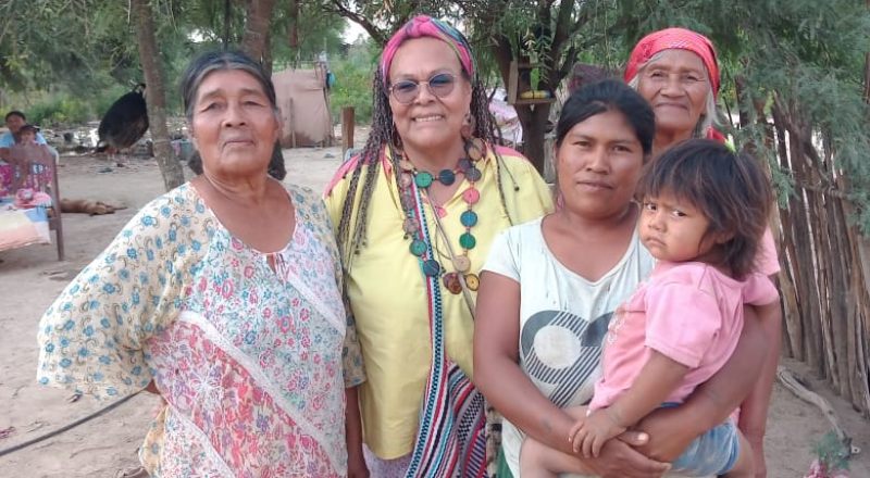 Grupo de tres mujeres y una niña indígenas.
