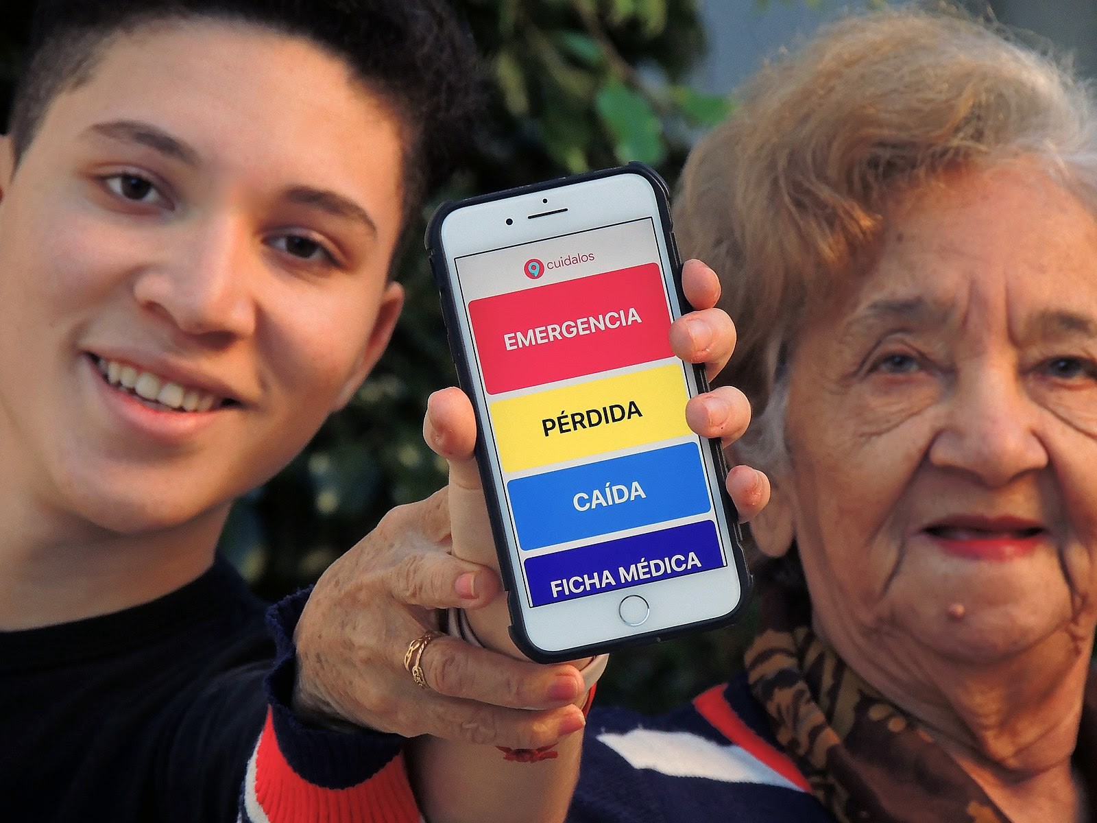 Cómo funciona la app que ayuda a cuidar adultos mayores y que nació de la preocupación de un nieto programador