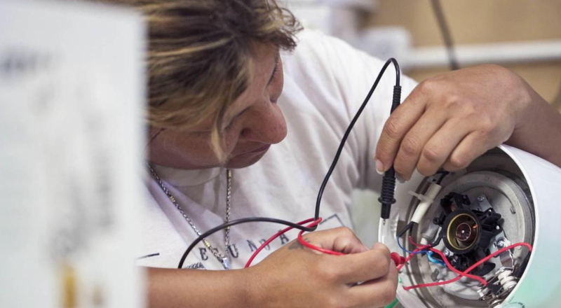 Cómo funciona el proyecto con impacto social que ofrece electrodomésticos más baratos y dio un salto en la pandemia