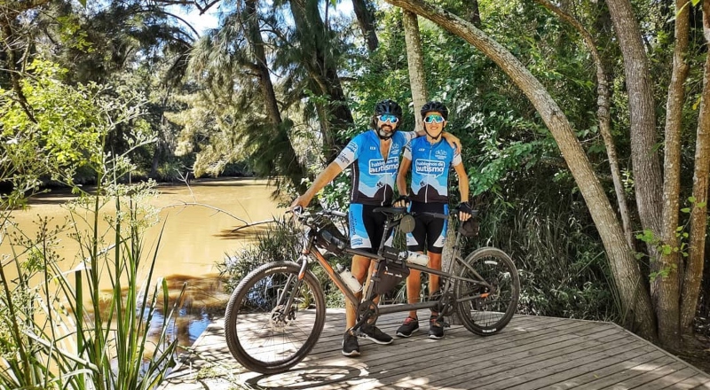 Cómo las bicicletas tándem pueden cambiar por completo la vida de personas con discapacidad