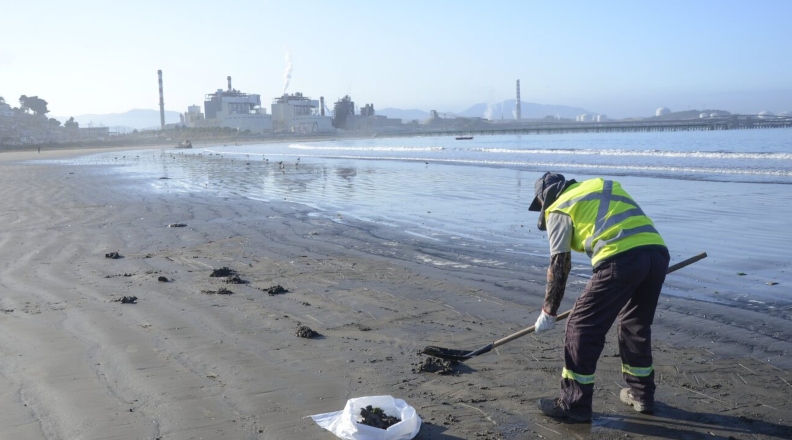 Playas de carbón: la apuesta de Chile a las energías renovables ante la contaminación de sus costas