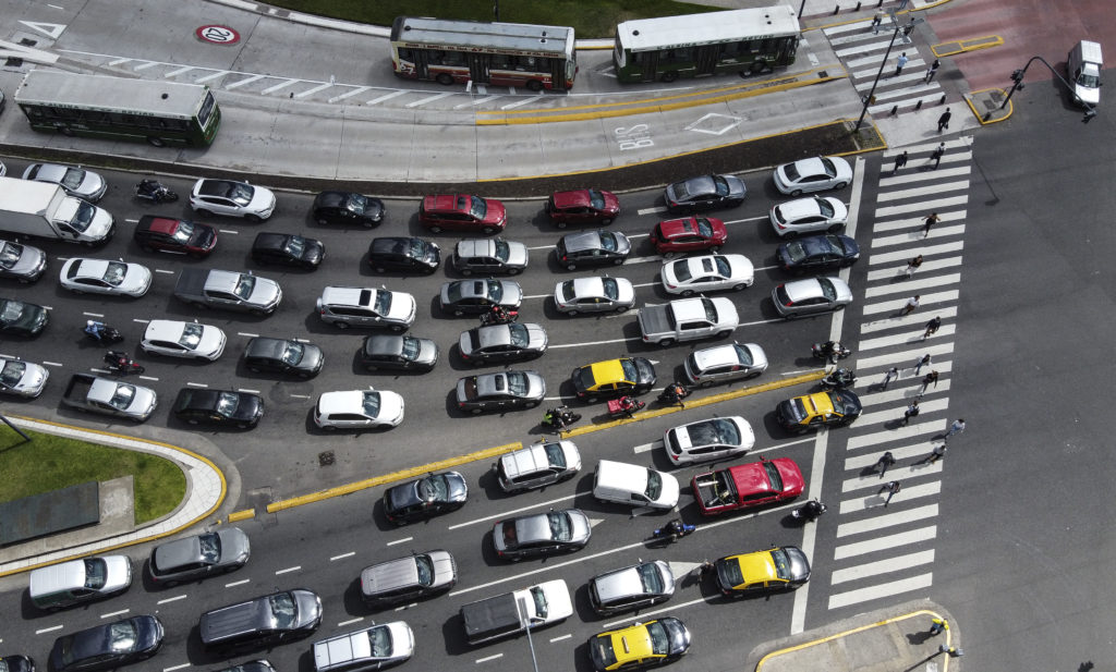 Aglomeración de autos, muchos de aplicaciones para transporte de pasajeros, en la Avenida 9 de Julio, en Buenos Aires.