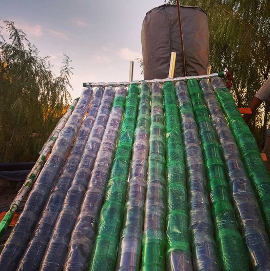 Un termotanque construido con materiales reciclables como botellas de plástico.