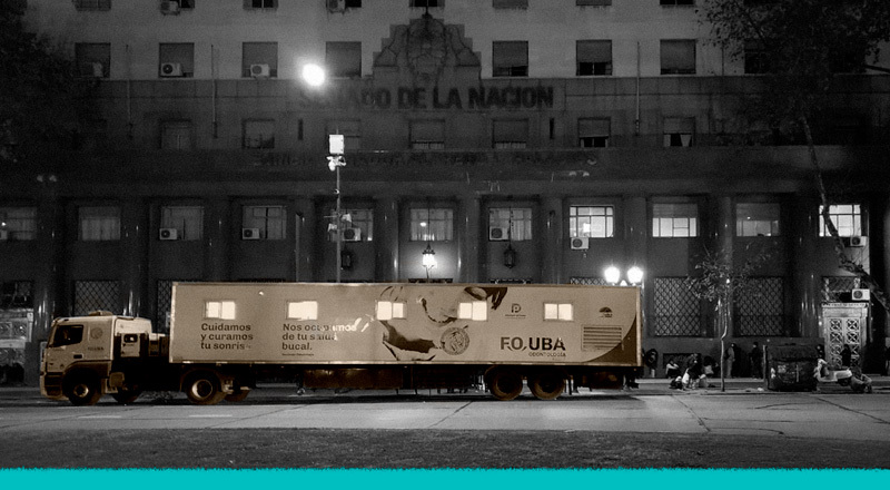 Un camión blanco y grande frende al Senado de la Nación.