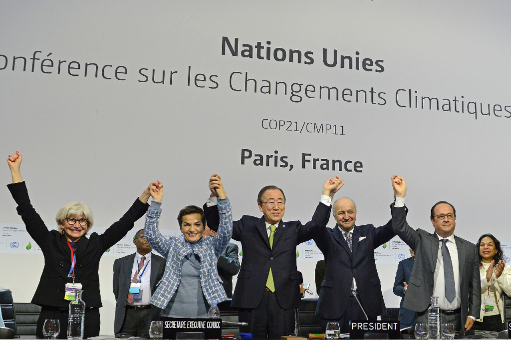 Líderes mundiales entrelazan sus manos en el Acuerdo de París.