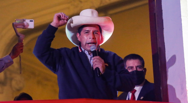 Pedro Castillo levanta el brazo.