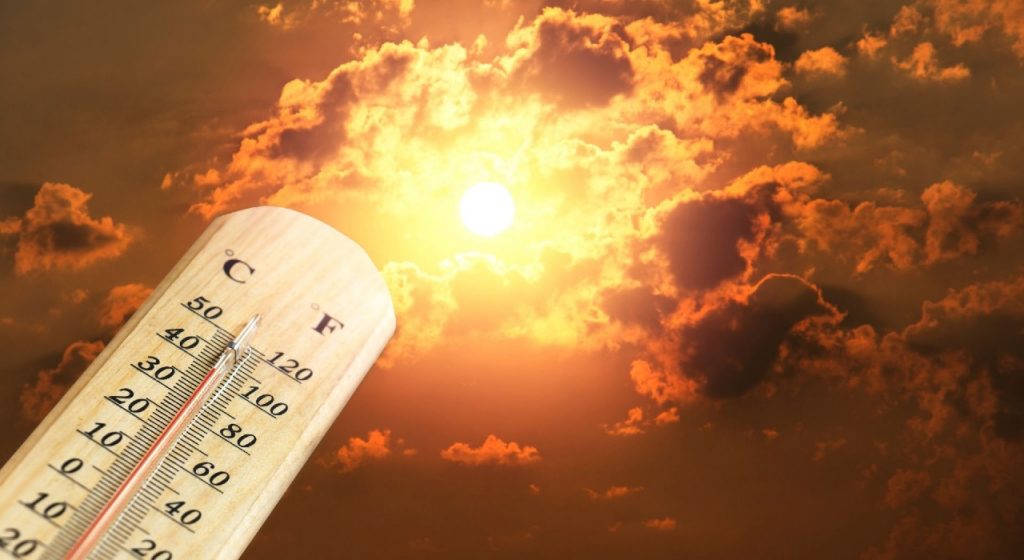 Un termómetro, entre las nubes y el sol.