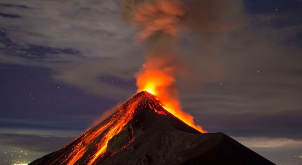 Volcán en erupción.