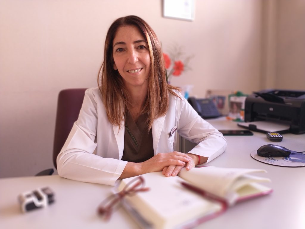 La doctora Rubin mira a la cámara de frente, en el escritorio de su consultorio.