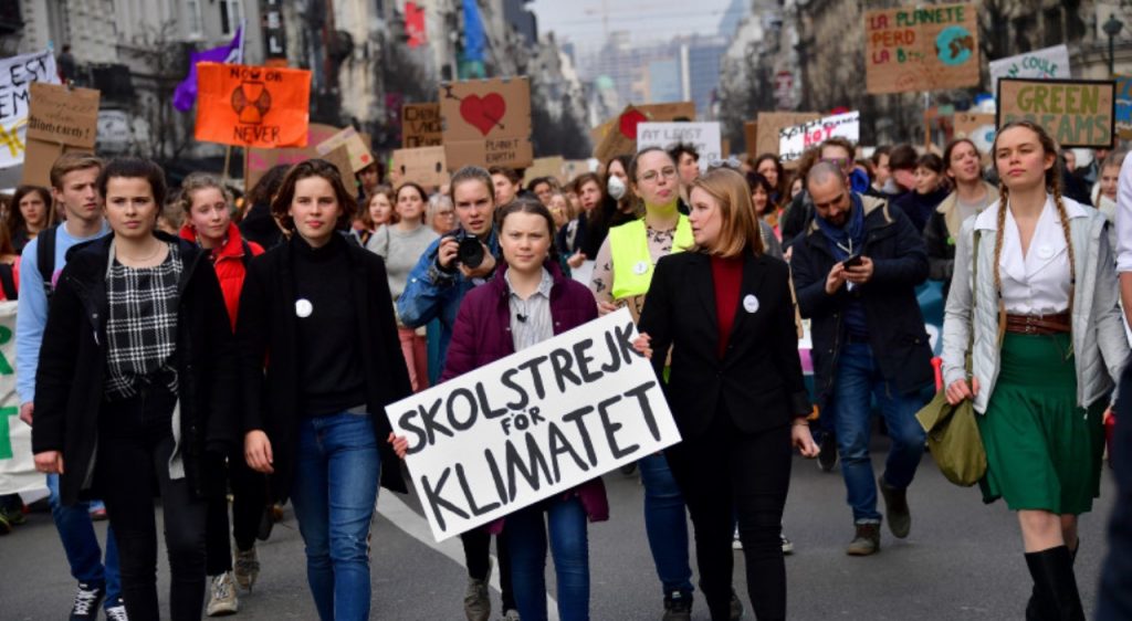 Jóvenes se movilizan por el clima en una marcha.