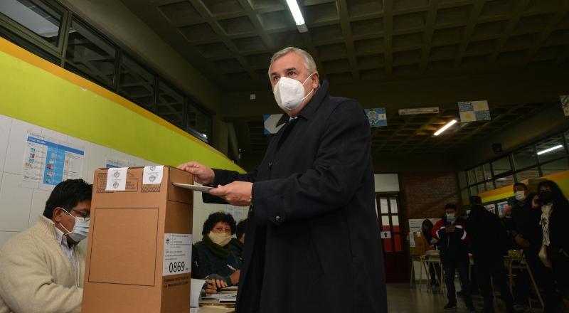 El Gobernador Gerardo Morales, con barbijo, deposita su voto en la urna.