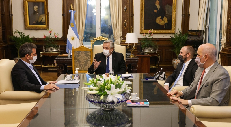 Reunión en una mesa encabezada por Alberto Fernández.