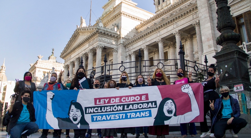 Personas reclaman frente al Congreso por la ley de cupo laboral t