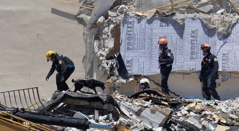 Rescatistas buscan a personas desaparecidas entre escombros del edificio de Miami que se derrumbó.