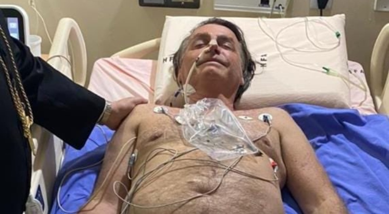 Bolsonaro acostado en una cama de hospital.