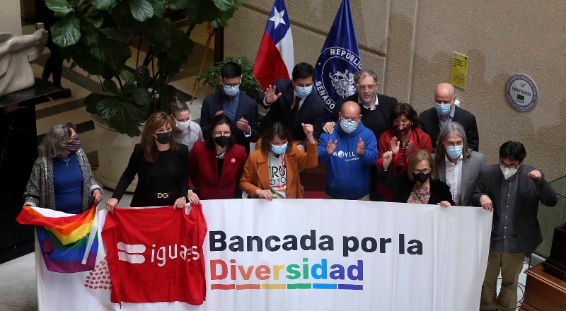 Activistas sostienen una bandera que apoya el matrimonio igualitario.