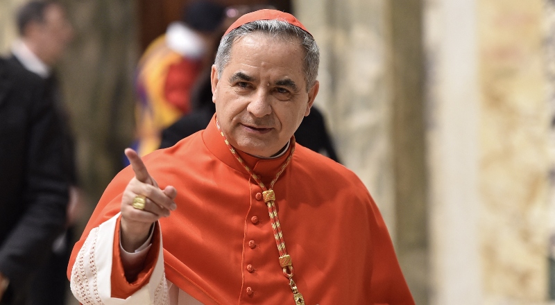 El cardenal Giovanni Angelo Becciu apunta con el dedo.