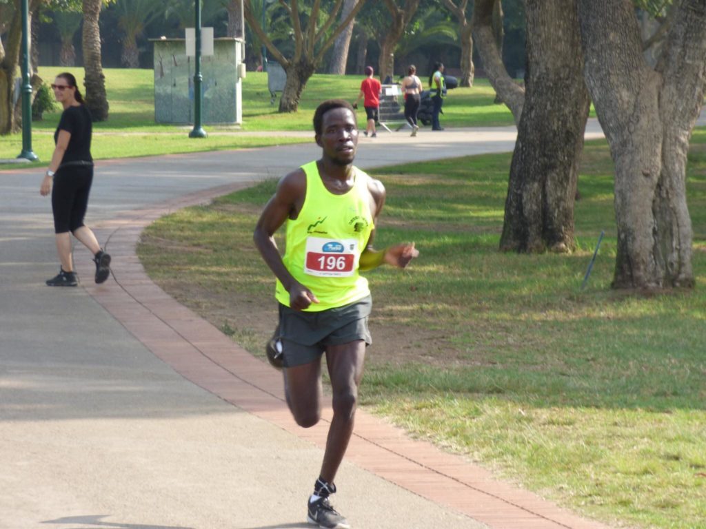 Atleta corre en una carrera de fondo.