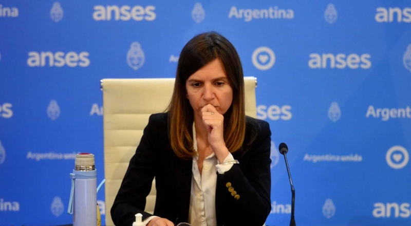 María Fernanda Raverta, directora ejecutiva de la Anses, sentada frente al micrófonoen una conferencia de prensa.