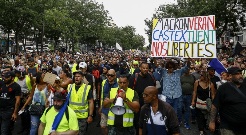 Una multitud colma la calle en protesta contra Macron.