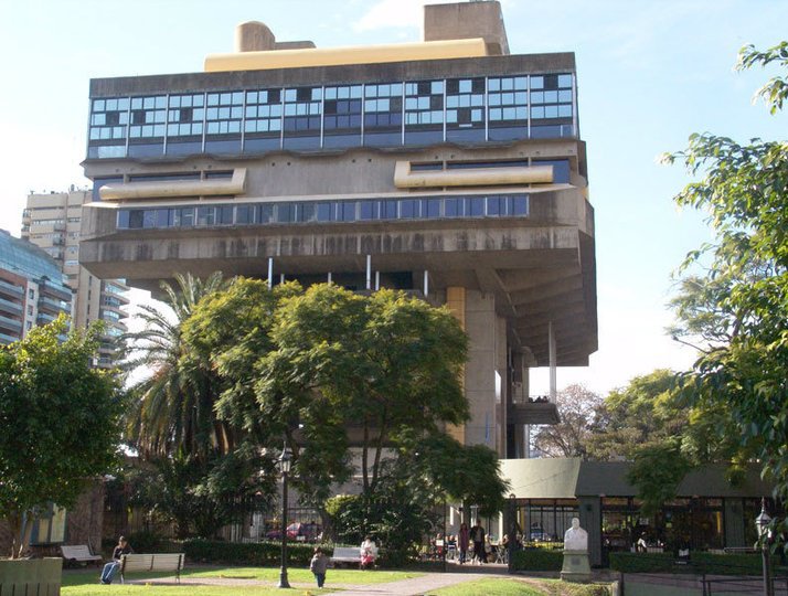 Una foto exterior de la Biblioteca Nacional.