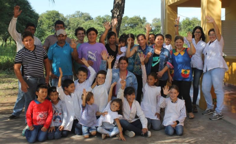Docentes y estudiantes en una zona rural de Chaco.