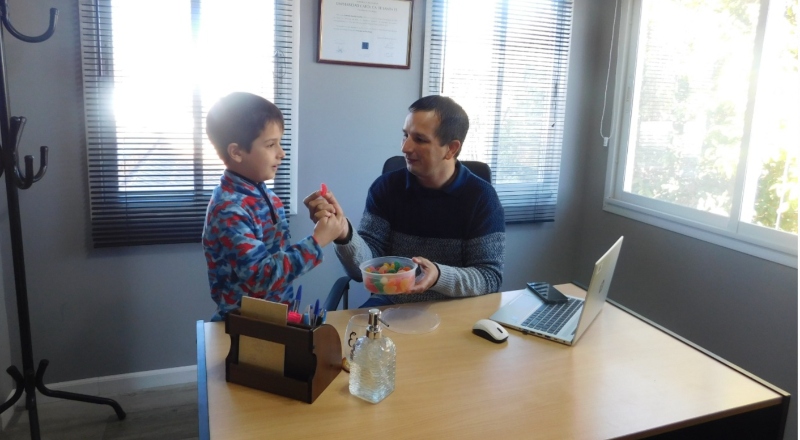 El emprendedor santafecino que creó un negocio de golosinas saludable: “Me inspiré en mi hijo Franco que es autista”