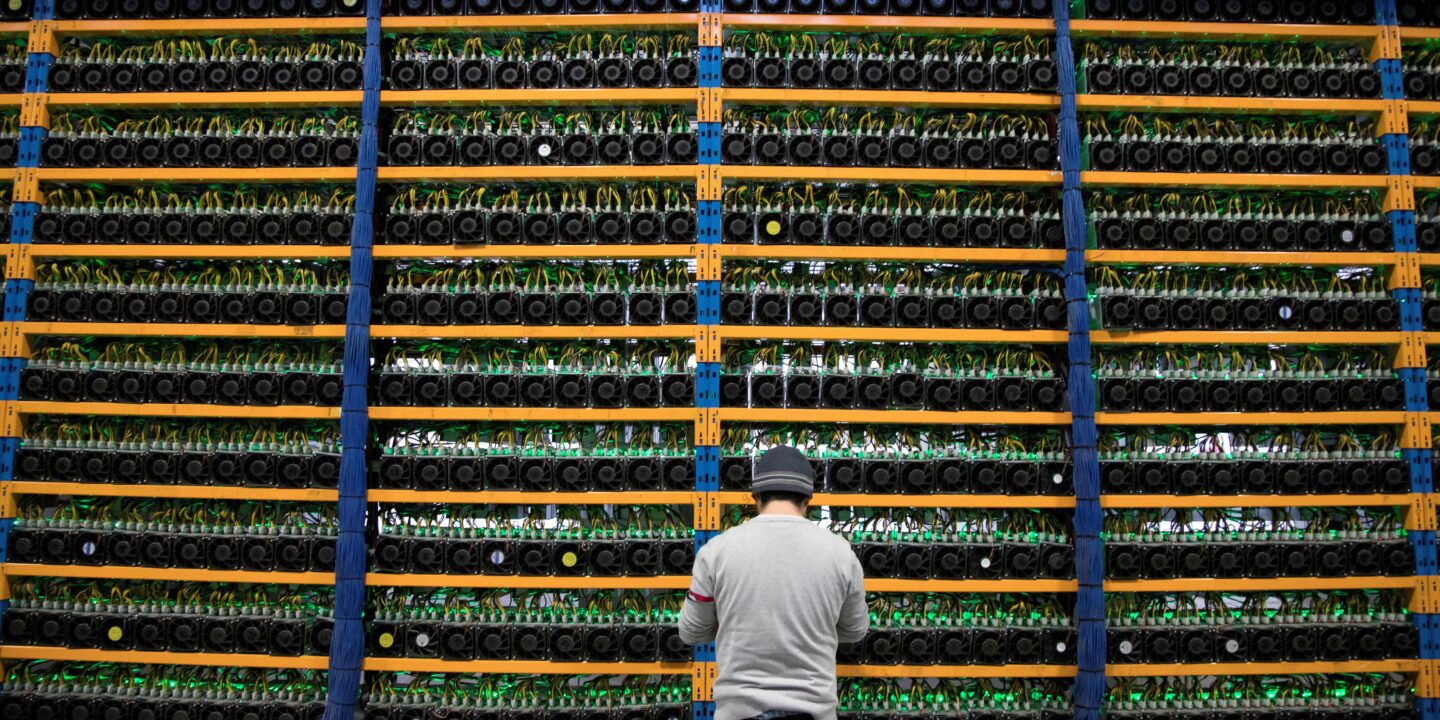 China le pone un freno al bitcoin: por qué el desarrollo de la criptomoneda dificulta la lucha contra el cambio climático