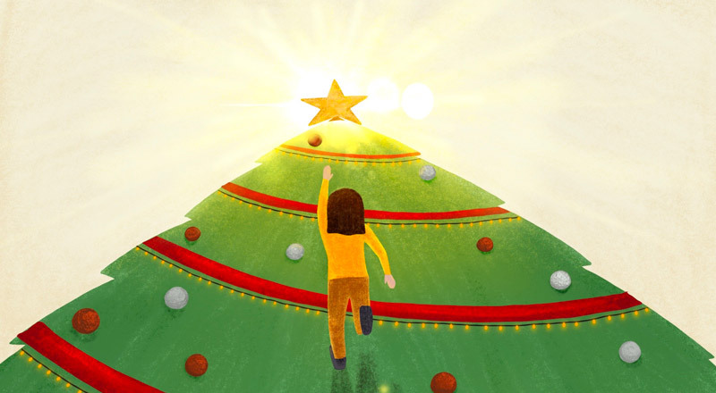 Una mujer busca llegar a la cima de un árbol de Navidad.