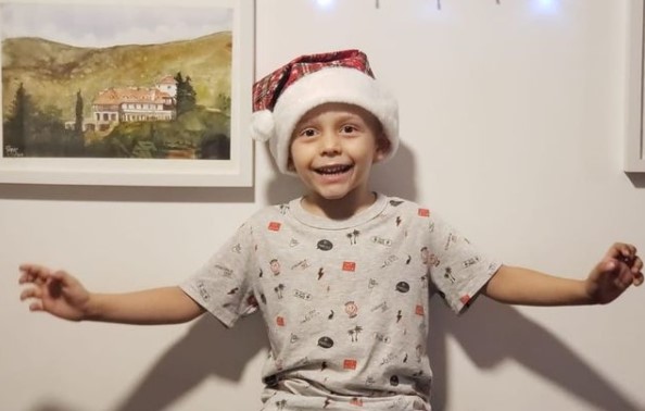 Santino, con un gorro navideño.